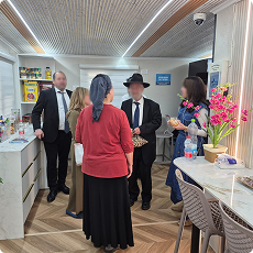 Nechama Nulman greets family members of patients, Shaarei Tzedek Hospital